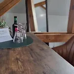 Exclusives Loft, Klimaanlage, Eigener Parkplatz, Netflix, Dominospizza, Wallbox Apartment *